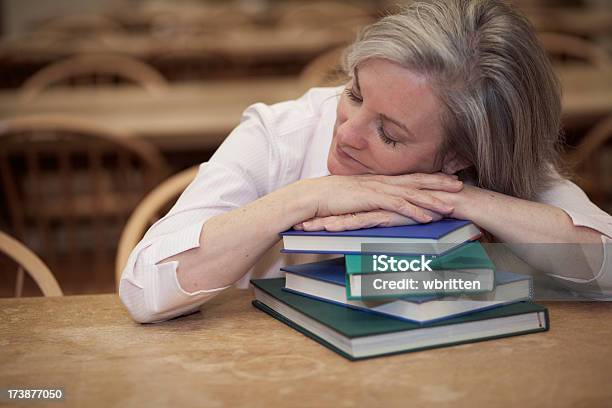 Mujer En La Biblioteca Serie Xxl Foto de stock y más banco de imágenes de 40-44 años - 40-44 años, 45-49 años, 50-54 años