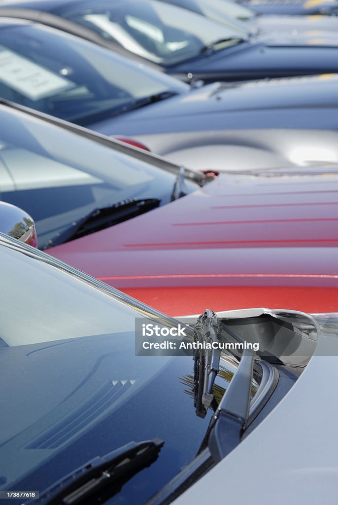 Flotta di auto parcheggiate fianco a fianco in parcheggio - Foto stock royalty-free di Automobile