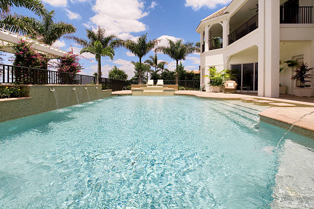 bellissimo giardino e piscina di lusso personalizzati acqua fresca mansion casa palm - fountain house residential structure home interior foto e immagini stock