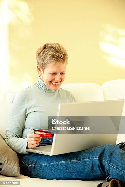 Atrakcyjne Starsza Kobieta Zakupy Internet Na Laptopie - zdjęcia stockowe i więcej obrazów 60-64 lata