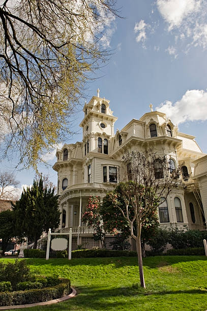 istock Historic Mansion Vertical Sacramento California 173877753