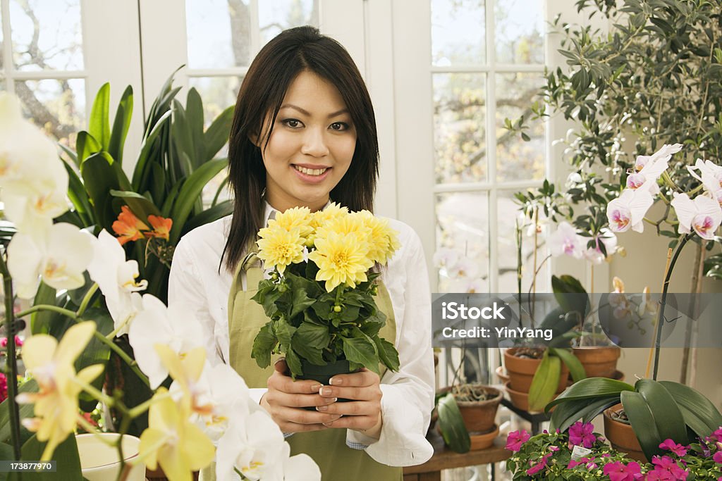 Молодые Флорист продажи цветы в ее магазин - Стоковые фото 20-29 лет роялти-фри