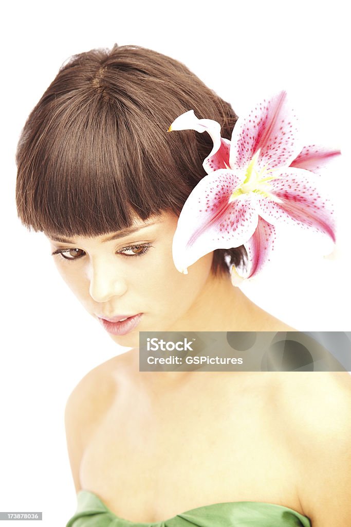 Affettato attraente donna con Lilium orientalis tra i capelli - Foto stock royalty-free di 20-24 anni