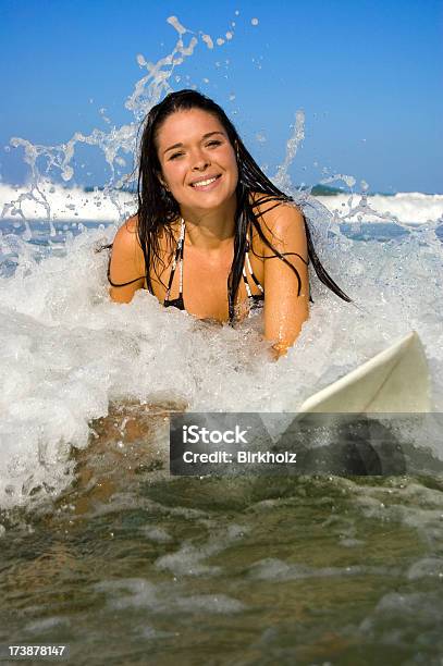 Ragazza Surfista - Fotografie stock e altre immagini di Abbronzatura - Abbronzatura, Acqua, Adolescente