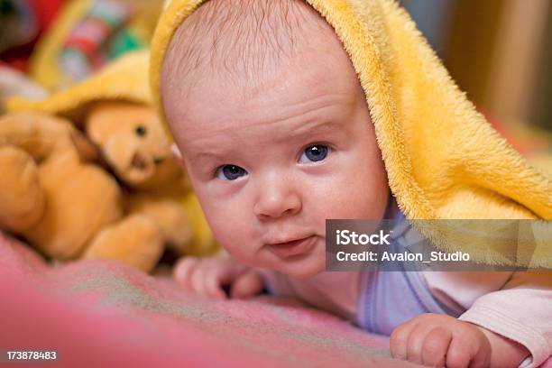 Foto de Bebê E Urso De Pelúcia e mais fotos de stock de Amarelo - Amarelo, Bebê, Bebês Meninos