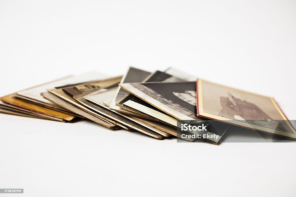 Haufen von alten getragen Familienfotos auf weißem Hintergrund. - Lizenzfrei 1900 Stock-Foto