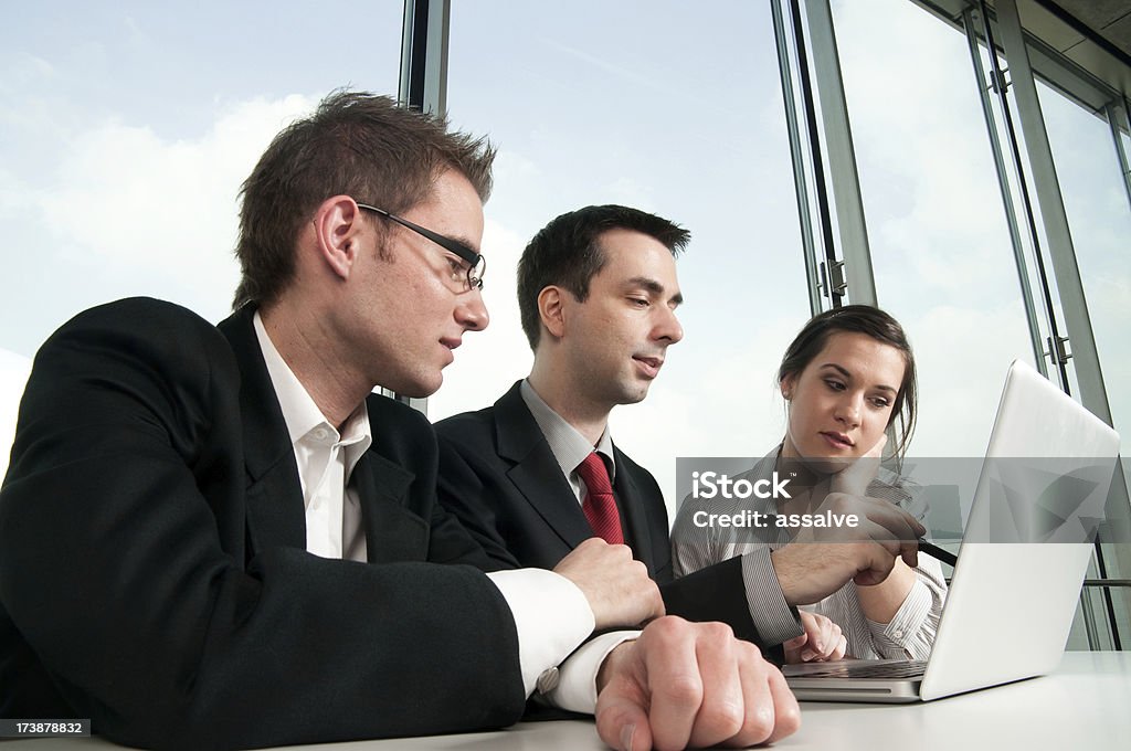 Деловой человек на ноутбуке с ручка баллов - Стоковые фото Cпециалист информационных технологий роялти-фри