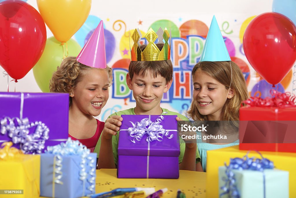 Ouvrir un cadeau d'anniversaire - Photo de 10-11 ans libre de droits