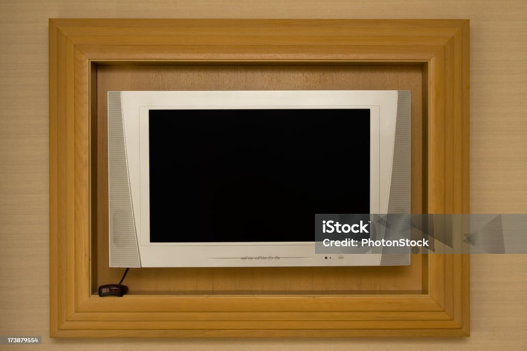 LCD-Fernsehgerät an der Wand aus Holz-Rahmen - Lizenzfrei Anamorph - Bildtechnik Stock-Foto