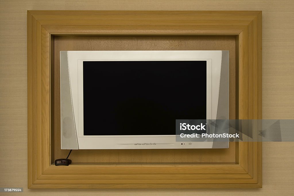 Televisor LCD en la pared en el marco de madera - Foto de stock de Anamórfico libre de derechos