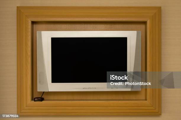 Televisor Lcd En La Pared En El Marco De Madera Foto de stock y más banco de imágenes de Anamórfico - Anamórfico, Pantalla de cristal líquido, Pantalla vacía