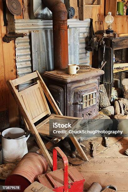 Cabine A Desordem Junk Para Guarnição De Interiores - Fotografias de stock e mais imagens de Cabana de Madeira