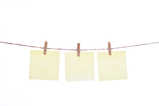 clothespins 옐로우 지급어음 - clothesline clothespin adhesive note bulletin board 뉴스 사진 이미지