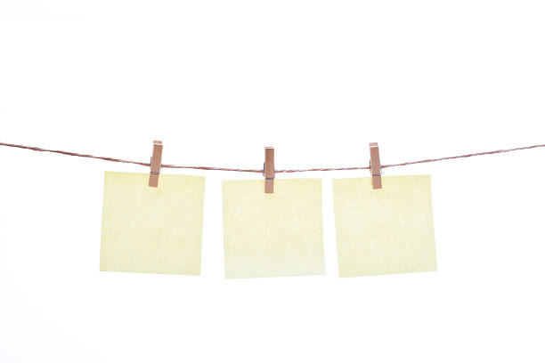 clothespins e amarelas notas - clothesline clothespin adhesive note bulletin board - fotografias e filmes do acervo