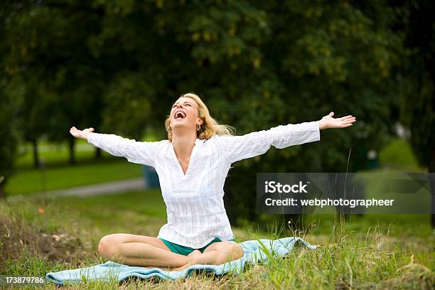 Glücklichsein Stockfoto und mehr Bilder von Bildkomposition und Technik - Bildkomposition und Technik, Bildschärfe, Blondes Haar