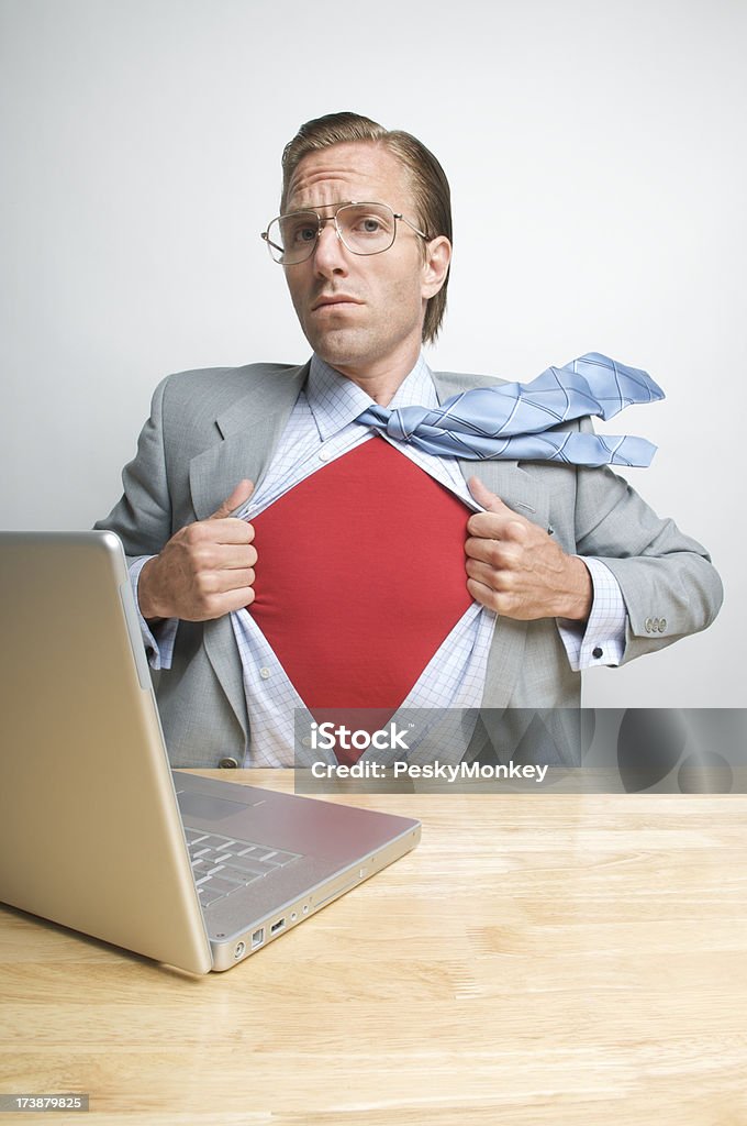 Gravi supereroe Uomo d'affari ufficio lavoratore seduto alla scrivania - Foto stock royalty-free di Businessman