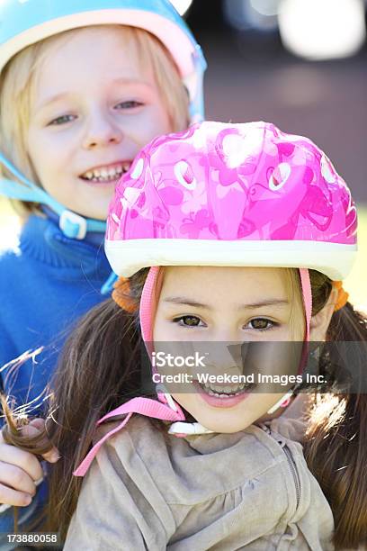 Foto de Crianças De Segurança e mais fotos de stock de 6-7 Anos - 6-7 Anos, Amizade, Artigo de vestuário para cabeça