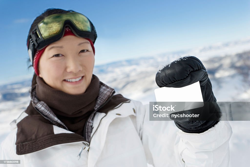 Skifahrer hält kleine Karte - Lizenzfrei Bankkarte Stock-Foto