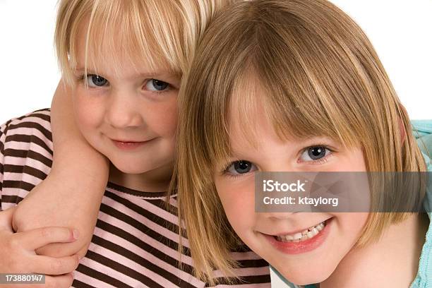 Zbliżenie Dwóch Słodkie Dziewczynki - zdjęcia stockowe i więcej obrazów 2-3 lata - 2-3 lata, 6-7 lat, Blond włosy