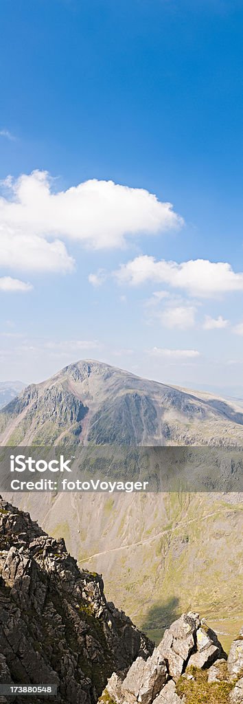 Distrito lago Great Gable sendas y los picos de banner - Foto de stock de Acantilado libre de derechos