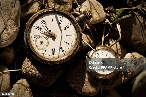 Dois Velhos Relógios De Bolso - Fotografias de stock e mais imagens de Antigo - Antigo, Antiguidade, Arcaico