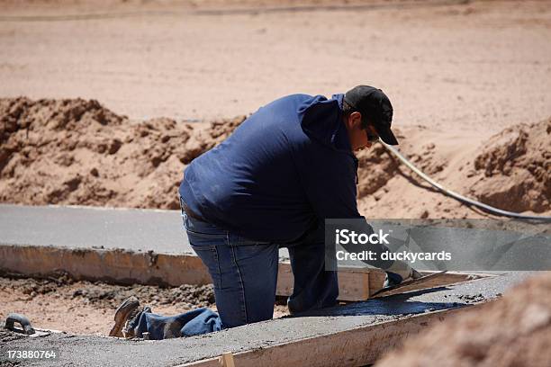 Mann Entspannenden Zement Auf Jobwebsite Stockfoto und mehr Bilder von Beton - Beton, Baugewerbe, Kelle - Handwerk und Garten