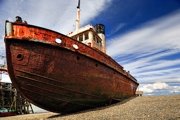 embarrancado barco en la patagonia - rust textured rusty industrial ship fotografías e imágenes de stock