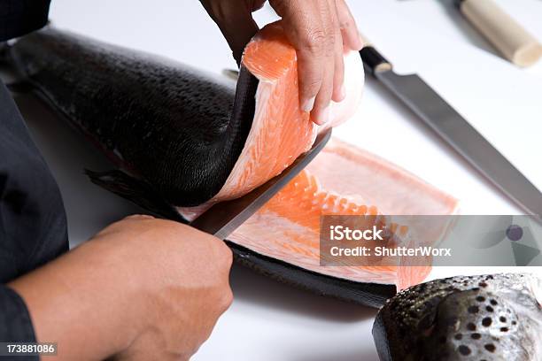 Peixe De Corte - Fotografias de stock e mais imagens de Salmão - Peixe - Salmão - Peixe, Chefe de Cozinha, Cortar - Atividade