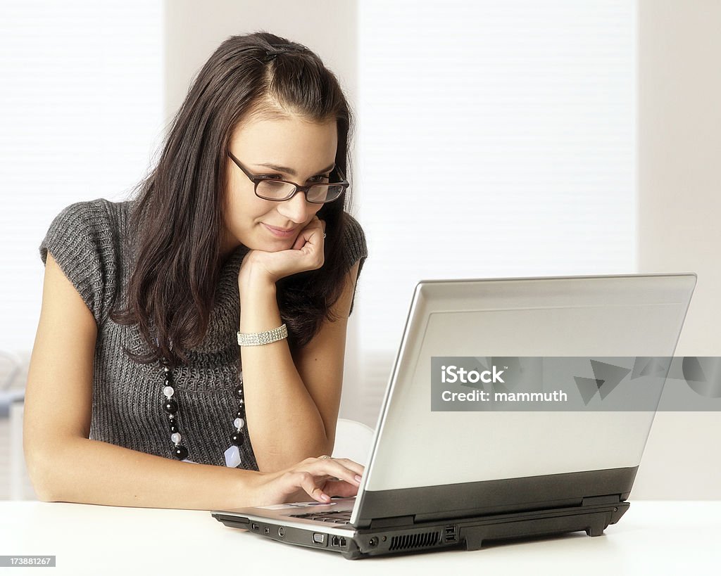 Jovens trabalhando no escritório - Foto de stock de Escritório royalty-free