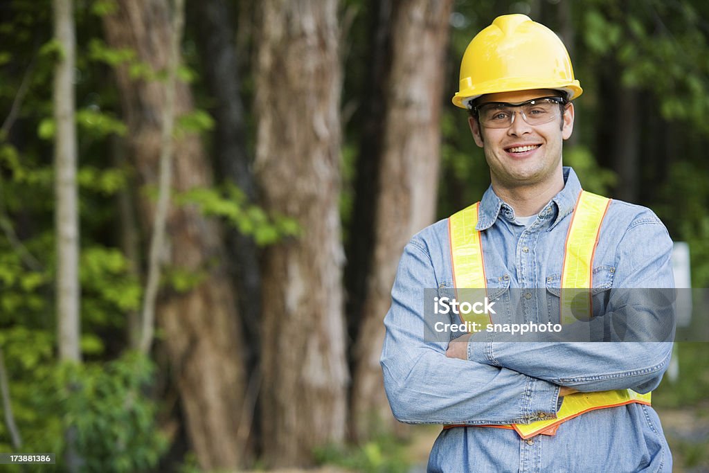 Homme portant casque et un gilet de sécurité - Photo de Forêt libre de droits