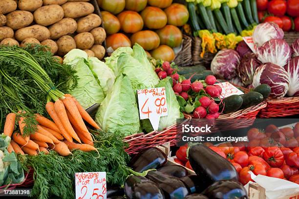 Foto de Mercado De Agricultores De Legumes Frescos Veneza Itália e mais fotos de stock de Abobrinha