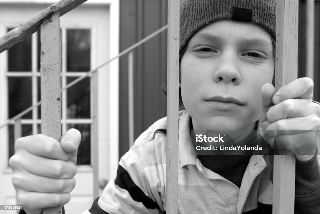 Boy en la ciudad - Foto de stock de Aburrimiento libre de derechos