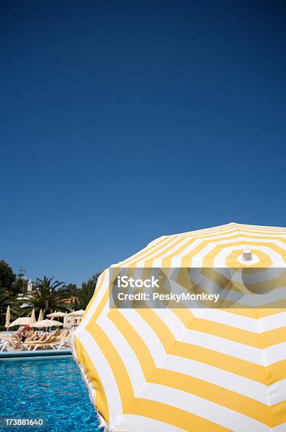 Szene Am Pool Mit Bunten Regenschirm Stockfoto und mehr Bilder von Gestreift - Gestreift, Regenschirm, Schwimmbecken