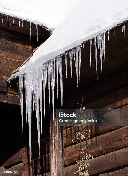 Icicles De Manhã Cedo - Fotografias de stock e mais imagens de Aldeia - Aldeia, Ao Ar Livre, Branco