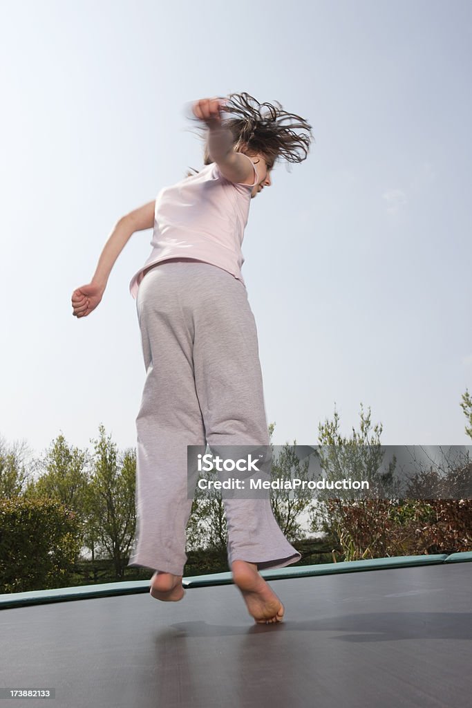 Девушка Прыжки на Батут - Стоковые фото 8-9 лет роялти-фри