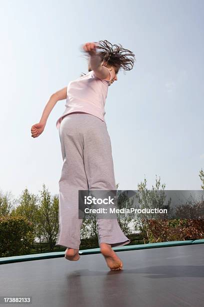 Девушка Прыжки На Батут — стоковые фотографии и другие картинки 8-9 лет - 8-9 лет, Акробатическая деятельность, Активный образ жизни