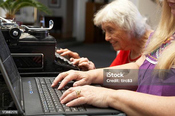 Foto de Noventa Anos Old Lady Na Máquina De Escrever Jovem Mulher De Laptop e mais fotos de stock de 2000-2009