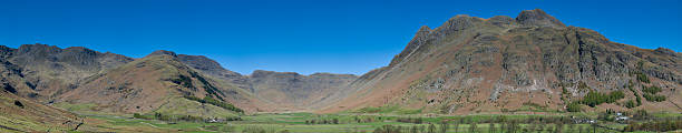 région des lacs de cambrie vue - langdale pikes panoramic english lake district cumbria photos et images de collection