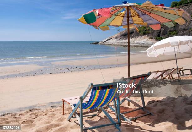 Sillas Reclinables En La Playa Foto de stock y más banco de imágenes de Agua - Agua, Aire libre, Arena