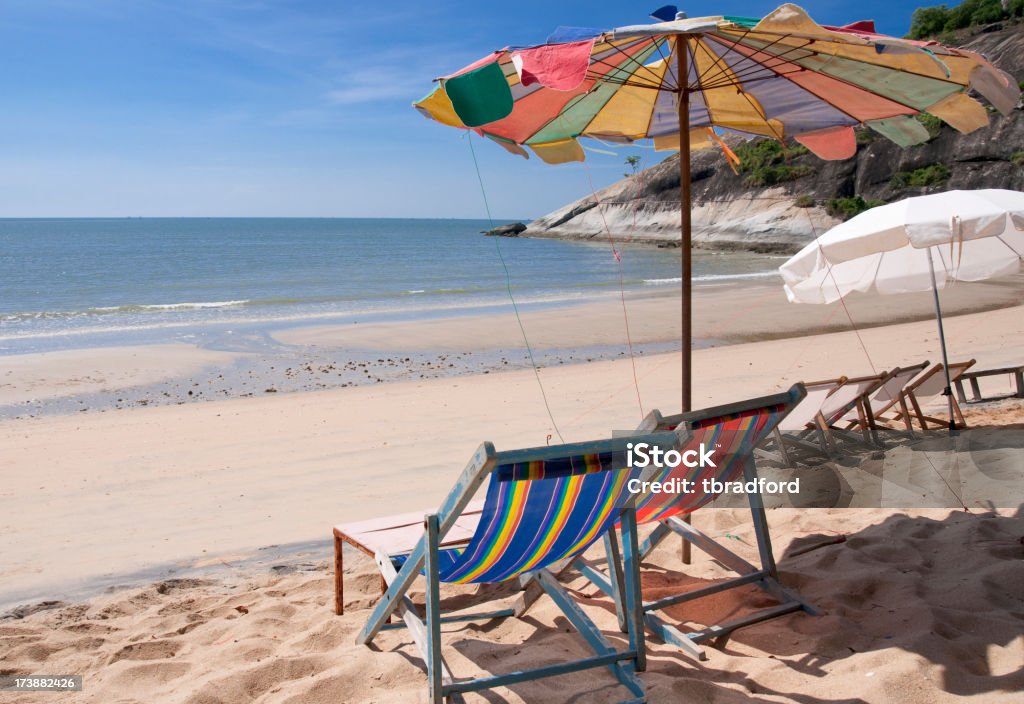 Sedie a sdraio sulla spiaggia - Foto stock royalty-free di Acqua