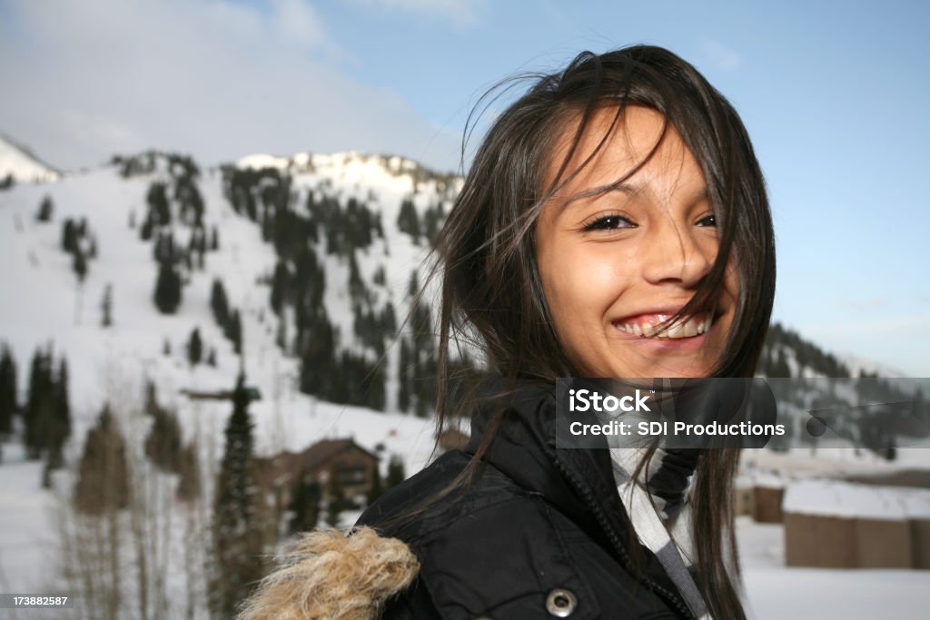 Wind geschäumten Teenager-Mädchen in den Bergen - Lizenzfrei Baum Stock-Foto