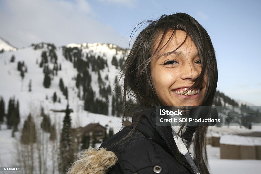 Viento se sopla Chica adolescente en las montañas - Foto de stock de Adolescencia libre de derechos