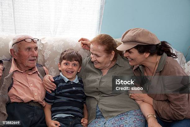 Familia La Visita Foto de stock y más banco de imágenes de Abuela - Abuela, Abuelo, Abuelos