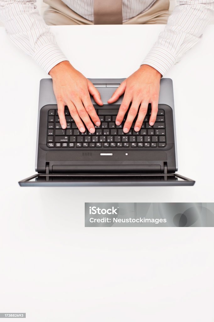 Human hands trabajando en una computadora portátil en el mostrador - Foto de stock de Accesibilidad libre de derechos