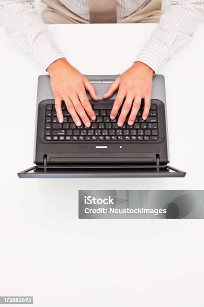 Foto de Mãos Humanas Trabalhando Em Um Laptop Na Mesa e mais fotos de stock de Acessibilidade - Acessibilidade, Atividade Financeira, Comunicação