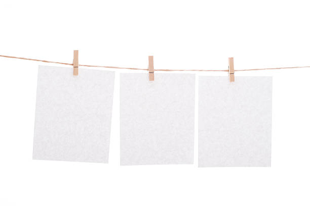 em branco com clothespins lençóis - clothesline clothespin adhesive note bulletin board - fotografias e filmes do acervo