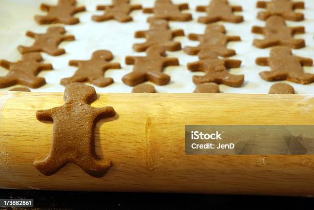 Foto de Homem De Gingerbread e mais fotos de stock de Homem de Gingerbread - Homem de Gingerbread, Forma para assar, Rolo de Pastel