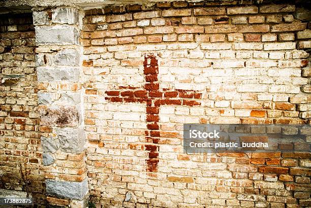 Überqueren Sie Die In Eine Wand Stockfoto und mehr Bilder von Kreuz - Form - Kreuz - Form, Kreuz - religiöses Symbol, Ziegelmauer