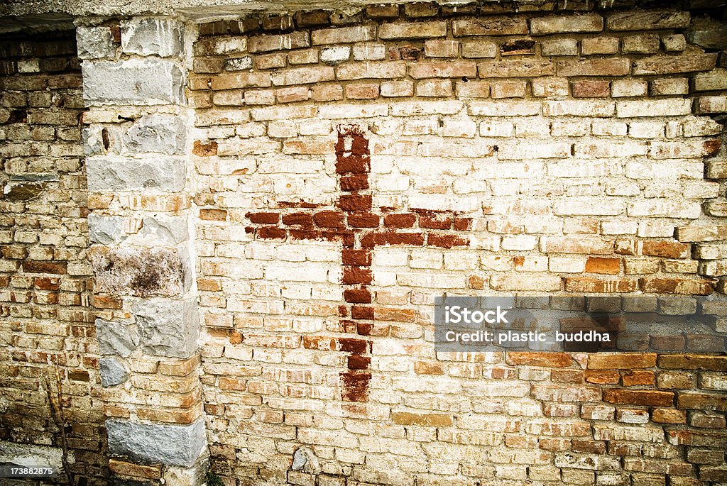 cross construit dans un mur de briques - Photo de Croix - Forme libre de droits