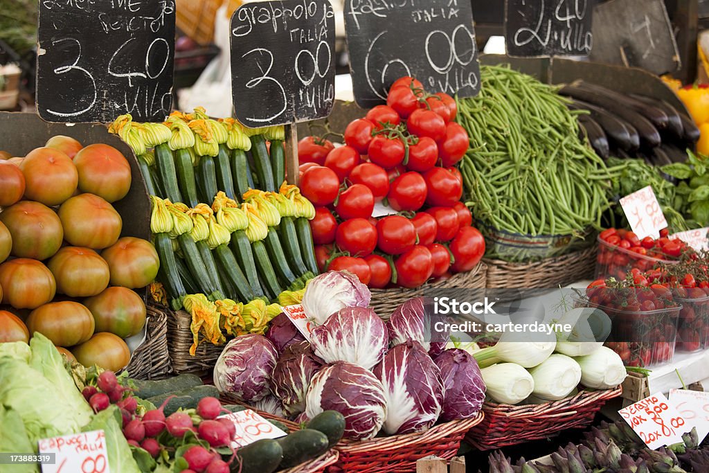 Mercado de agricultores de verduras frescas, Venecia, Italia - Foto de stock de Aire libre libre de derechos